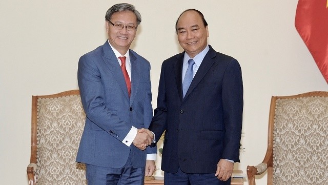 Prime Minister Nguyen Xuan Phuc (R) and Lao Ambassador to Vietnam Thongsavanh Phomvihane (Photo: NDO/Tran Hai) 