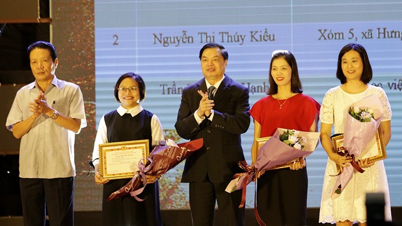 The contest winners are honoured at an awards ceremony in Hanoi. (Photo: CPV)