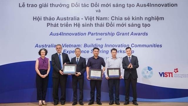 Winners of the first round of the Innovation Partnership Grants, part of the Aus4Innovation programme, are honoured. (Photo: NDO)