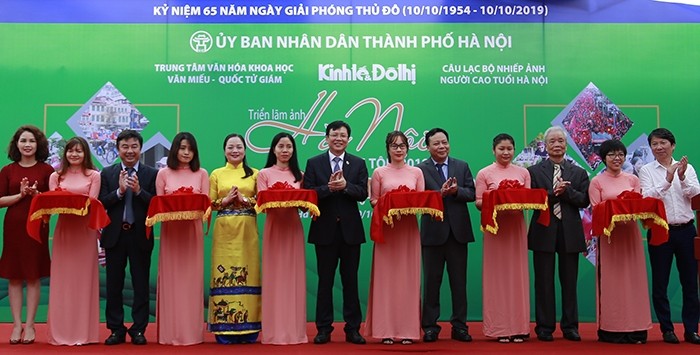 Delegates cut the ribbon to open the exhibition (Photo:kinhtedothi.vn)