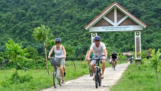 Foreign tourists enjoy cycling in Viet Hai Village, Cat Hai island district in the northern port city of Hai Phong (Photo: goodmorningcatba.com)