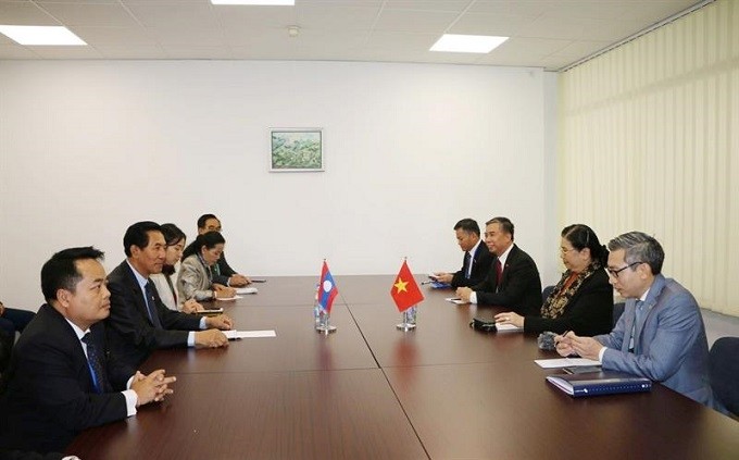 NA Vice Chairwoman Tong Thi Phong (R) meets with her Lao counterpart Bounpone Bouttanavong on the sidelines of the IPU-141 in Belgrade, Serbia, on October 14. (Photo: quochoi.vn)
