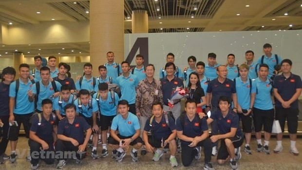 Vietnamese national footballers and their head coach Park Hang-seo arrive at Indonesia’s Ngurah Rai International Airport on October 11 to prepare for a World Cup 2020 qualifier match against the hosts. (Photo: VNA)