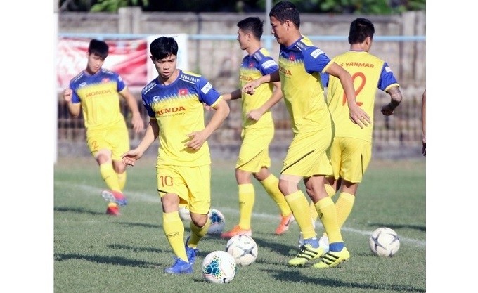 Forward Nguyen Cong Phuong (no. 10) in action during the October 13 training session. (Photo: VFF)