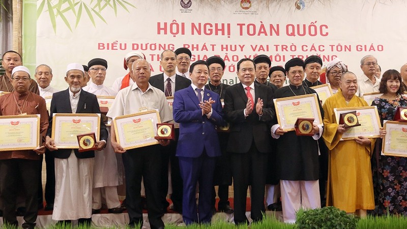 Certificates of merit presented to 39 collectives, 20 individuals and nine effective models in carrying out the joint programme on environmental protection. (Photo: mattran.org.vn)