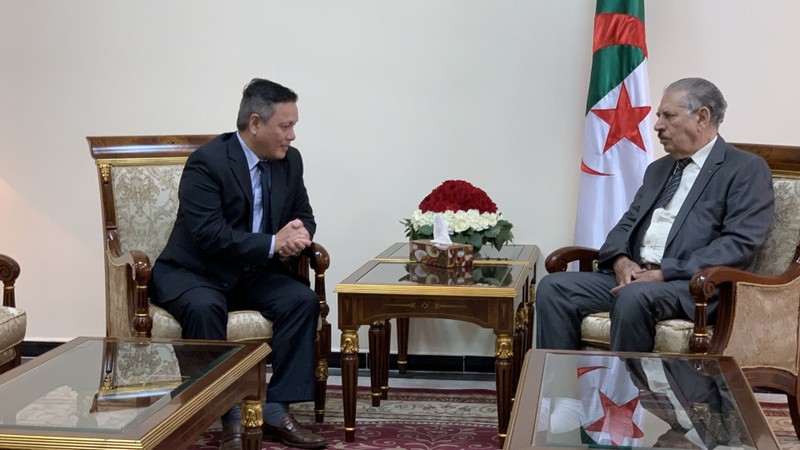 Algerian Acting Speaker of the Council of the Nation Salah Goudjil receives outgoing Vietnamese Ambassador Pham Quoc Tru in Algiers. (Photo: baoquocte.vn)