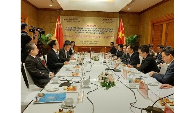 A general view of the talks between Vietnamese Minister of Agriculture and Rural Development Nguyen Xuan Cuong (R) and his Chinese counterpart Han Changfu in Hanoi on October 14. (Photo: VNA)