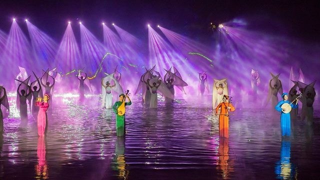 Artists perform on a water floor in the stage within the “Tinh hoa Bac Bo” show in Hanoi. (Photo: thequintessenceoftonkin.com)