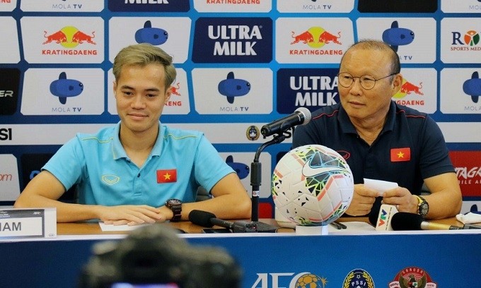 Vietnam head coach Park Hang-seo (R) speaks at the press conference in Bali on October 14. (Photo: VFF)