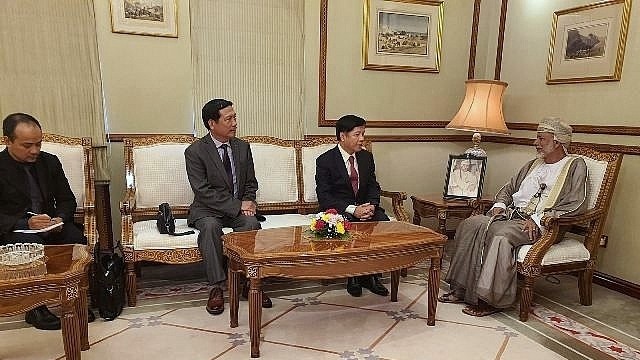 Vietnamese Deputy Foreign Minister Nguyen Quoc Cuong (second from right) meets with Minister Responsible for Foreign Affairs Yusuf Bin Alawi Bin Abdullah (far right). (Photo: baoquocte.vn)