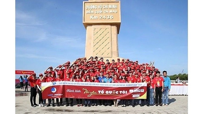 The delegation joining the "I love my Motherland" journey at the foot of the monument marking the end of the Ho Chi Minh Trail in Ca Mau Province.