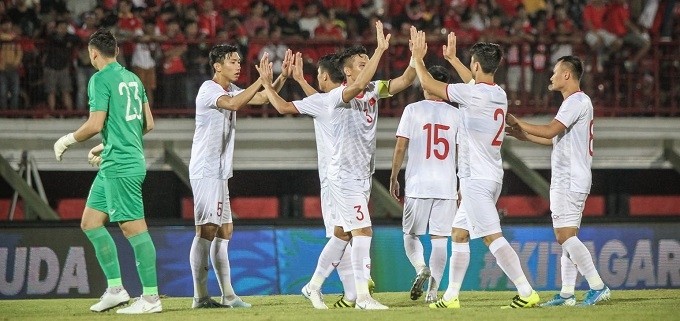 Vietnamese players celebrate their 3-1 victory against Indonesia on October 15. (Photo: AFC)