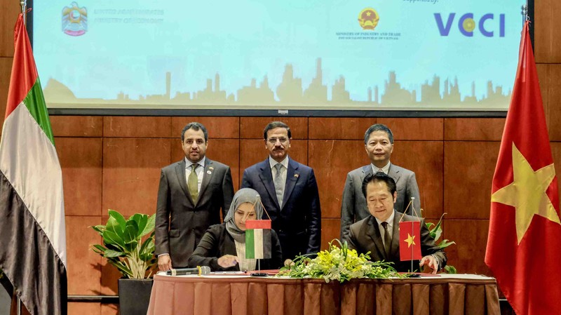 The two Ministers witness the signing of cooperation agreements between Vietnamese and UAE enterprises. (Photo: tapchicongthuong.vn)