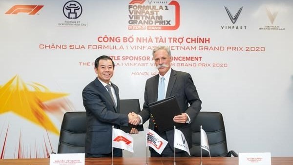 Nguyen Viet Quang, general director of Vinfast (L) and Chase Carey, President and CEO of the Formula One Group, at the title sponsor announcement in Hanoi (Photo: vietnamnet.vn)