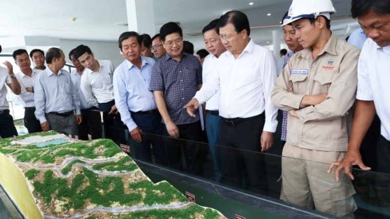 Deputy PM Trinh Dinh Dung visits the wind and solar power development plan in Ninh Thuan province.