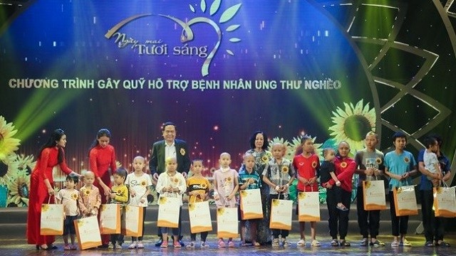 Gifts presented to poor cancer patients at the programme (Photo: dangcongsan.vn)