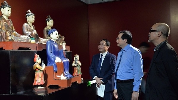 Visitors at the opening ceremony of the exhibition (Photo: thethaovanhoa.vn)