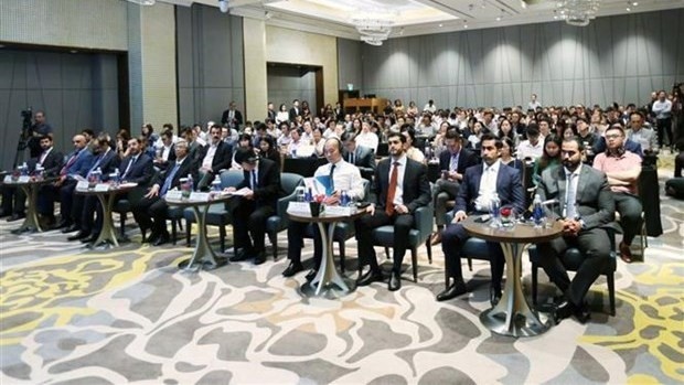 Hundreds of enterprises from both countries attend the forum. (Photo: VNA)