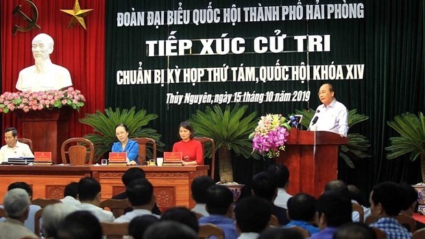 Prime Minister Nguyen Xuan Phuc addresses the meeting with voters in Thuy Nguyen district of Hai Phong city on October 15 (Photo: VNA)