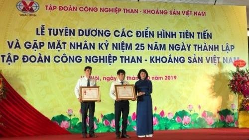 Vice President Dang Thi Ngoc Thinh (first from right) presented Labour Orders to outstanding collectives and individuals of the group (Photo: VNA)