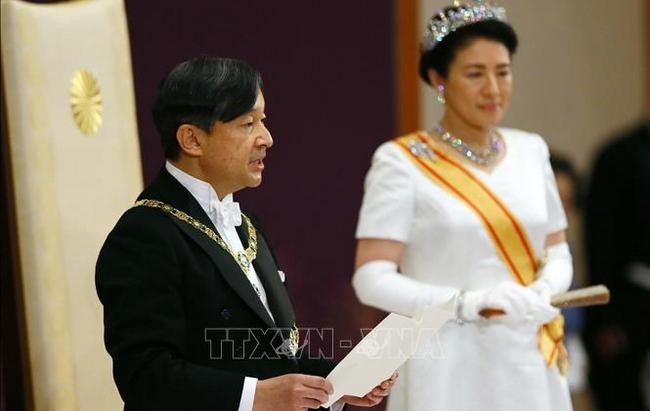 Emperor Naruhito (L) speaks at his coronation ceremony at the Tokyo Imperial Palace on May 1 (Photo: AFP/VNA)