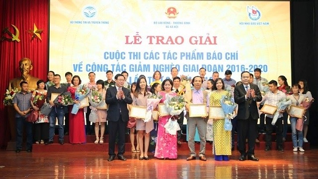 Winners of the writing contest on reducing poverty honoured at the event (Photo: VGP)