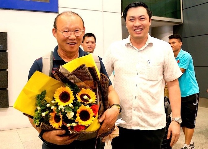 Vice President of the Vietnam Football Federation (VFF) Cao Van Chong, joined by a large crowd of reporters and fans, welcomed and presented flowers to head coach Park Hang-seo at Tan Son Nhat Airport, Ho Chi Minh City. (Photo: Bongdaplus.vn)