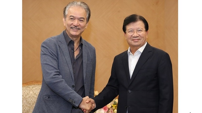 Deputy Prime Minister Trinh Dinh Dung (R) shakes hands with Robert Yap, Executive Chairman of YCH Group (Photo: VNA)