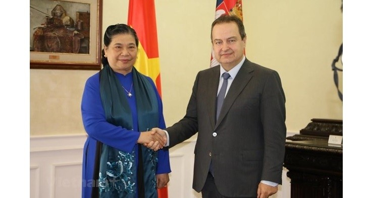 NA Vice Chairwoman Tong Thi Phong (L) meets with First Deputy Prime Minister and Foreign Minister of Serbia Ivica Dacic in Belgrade on October 17. (Photo: VNA)