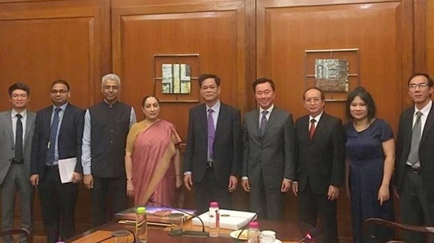 Delegates at the meeting between the Vietnamese Party delegation and Secretary (East) of the Ministry of External Affairs Vijay Thakur Singh. (Photo: Vietnam+)