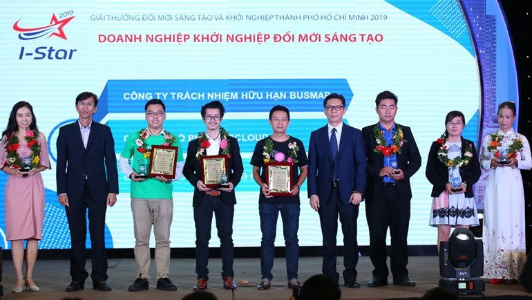 Organisations and individuals who have made outstanding achievements in start-up and innovation activities honoured at the event. (Credit: hanoimoi)