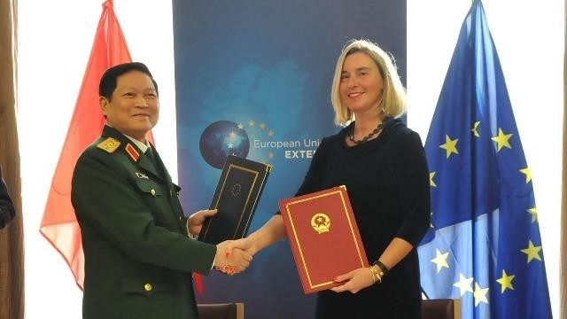 Minister of National Defence General Ngo Xuan Lich (L), and Vice President of the European Commission and High Representative of the EU for Foreign Affairs and Security Policy Federica Mogherini. (Photo: VNA)