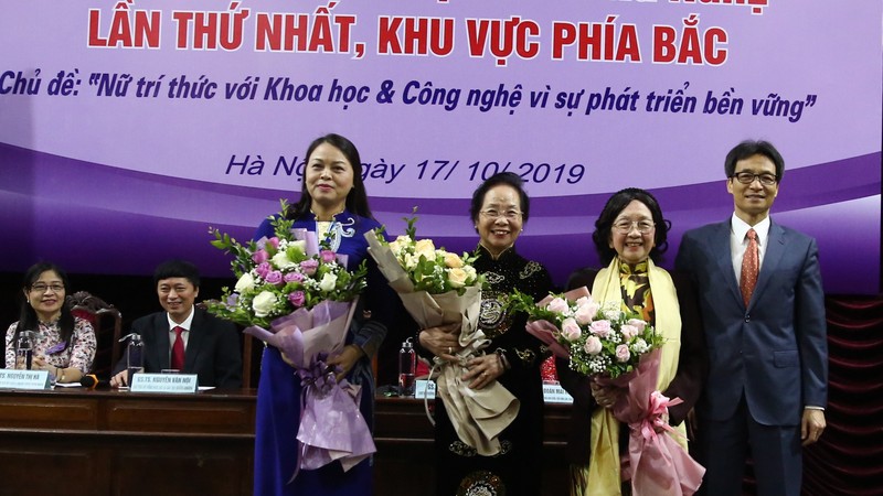Deputy PM Vu Duc Dam congratulates female intellectuals at the conference. (Photo: VGP)