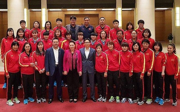 NA Chairwoman Nguyen Thi Kim Ngan (fifth from left) with the footballers.