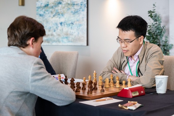 Vietnamese Super GM Le Quang Liem (R) beat German Vincent Keymer in Round 6. (Photo: chess.com)