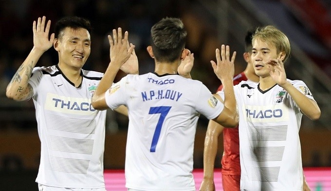 Nguyen Phong Hong Duy (no. 7) celebrates with teammates after scoring the opening goal for Hoang Anh Gia Lai during their match against HCM City on Saturday. (Photo: VPF)