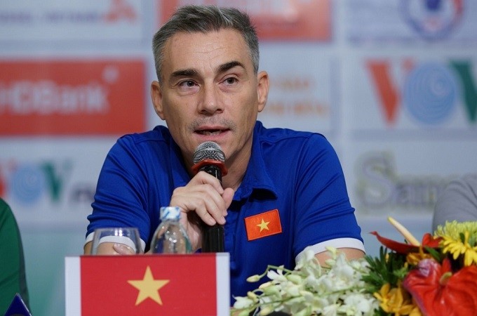 Head coach of Vietnam's futsal team Miguel Rodrigo speaks at the press conference. (Photo: VFF)