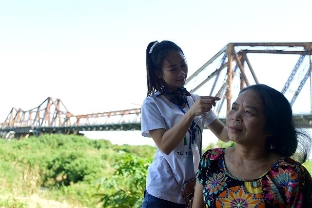 On October 19, the poor boarding hamlet at the foot of Long Bien Bridge became more bustling and busier than usual because the elderly women had the chance to wear Ao Dai (Vietnamese traditional long dress), be made-up beautifully and perform on a stage on the occasion of Vietnam Women’s Day.