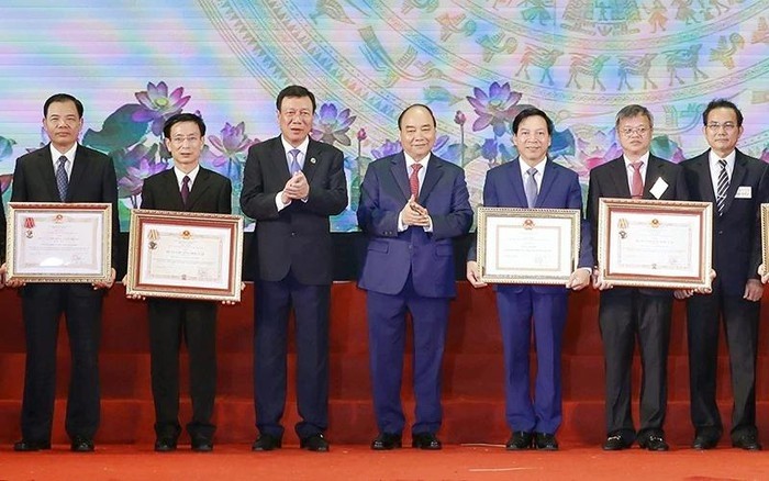 PM Nguyen Xuan Phuc presents the Independence Order and the Labour Order to ministries, departments, provinces, cities and central agencies. (Photo: VNA)