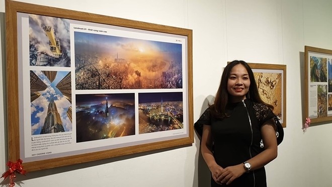 Gold medallist Phan Thi Khanh from Ho Chi Minh City stands next to her photo collection entitled ‘Landmark 81 – Khat Vong Vuon Cao’ (Landmark81 – Aspiration to Rise Higher). (Photo: cand.com.vn)