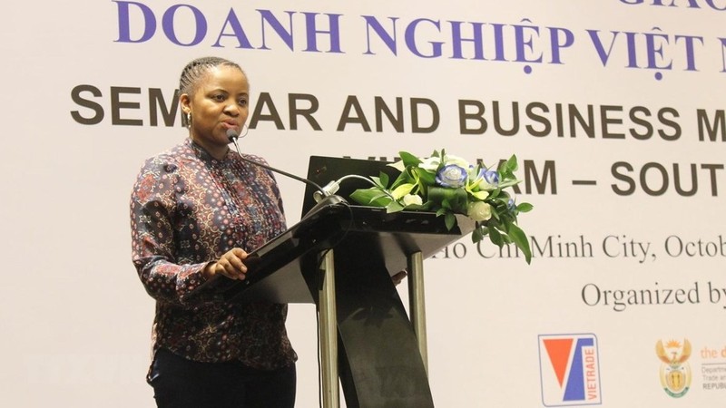 Valentine Naidoo, a representative from South Africa’s Department of Trade and Industry speaking at the seminar. (Photo: VNA)