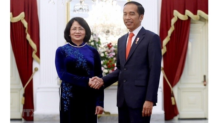 Vice President Dang Thi Ngoc Thinh (L) and Indonesian President Joko Widodo. (Photo: VNA)