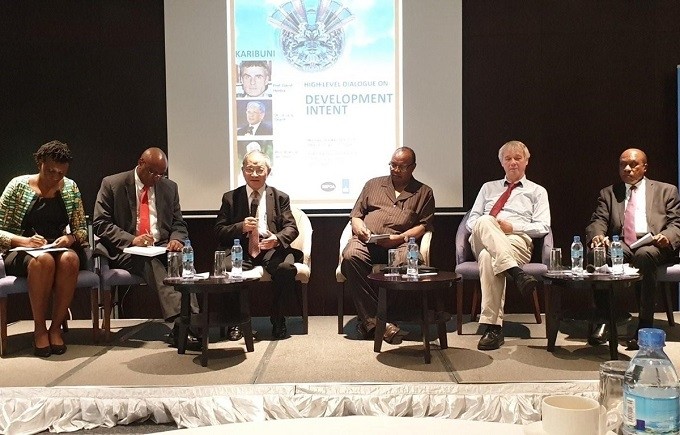 Dr. Le Dang Doanh (third from left) speaks at a recent high-level dialogue on development measures for Tanzania. (Photo: VNA)