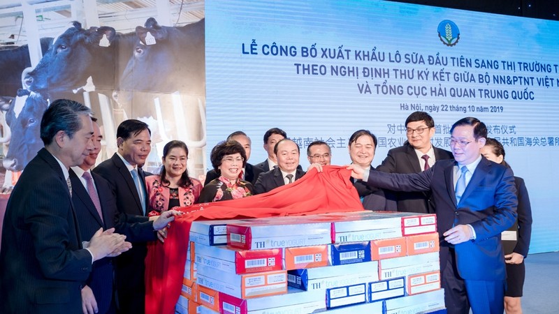 Deputy Prime Minister Vuong Dinh Hue and other delegates attend the ceremony to announce the export of the first batch of Vietnamese milk to China. (Photo:vntintuc)