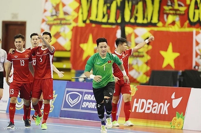 Vietnamese players celebrate their victory. (Photo: Vnexpress.net)