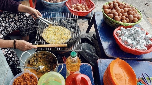 ‘Banh trang nuong’ is a savoury and must-try snack for visitors to Da Lat city