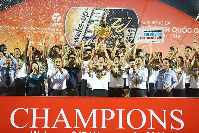 Hanoi FC celebrate their 2019 V.League trophy after their Matchday 26 encounter against Quang Ninh Coal on October 23.