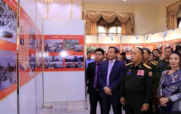 Lao Deputy Defence Minister Thongloy Silivong (right, first row), Vietnamese Ambassador to Laos Nguyen Ba Hung (left, first row), and other delegates at the exhibition. (Photo: VNA)