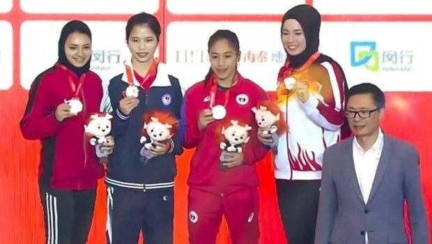 Nguyen Thi Chinh (second, left) poses with her gold and medallists at the World Wushu Championships in China (Credit: VNA)
