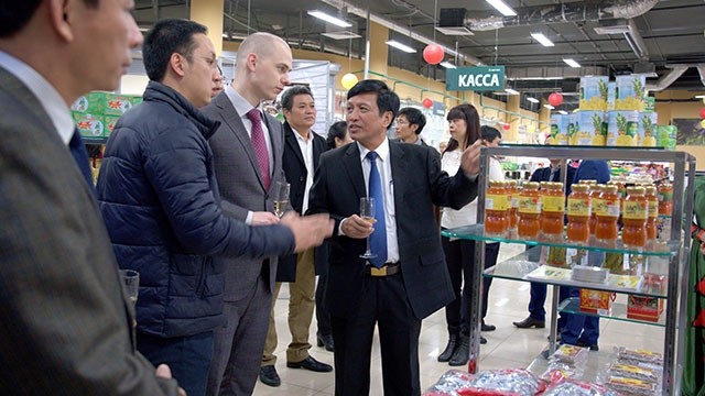 An official is introducing the local products of Thanh Hoa province at the Hanoi-Moscow Complex.